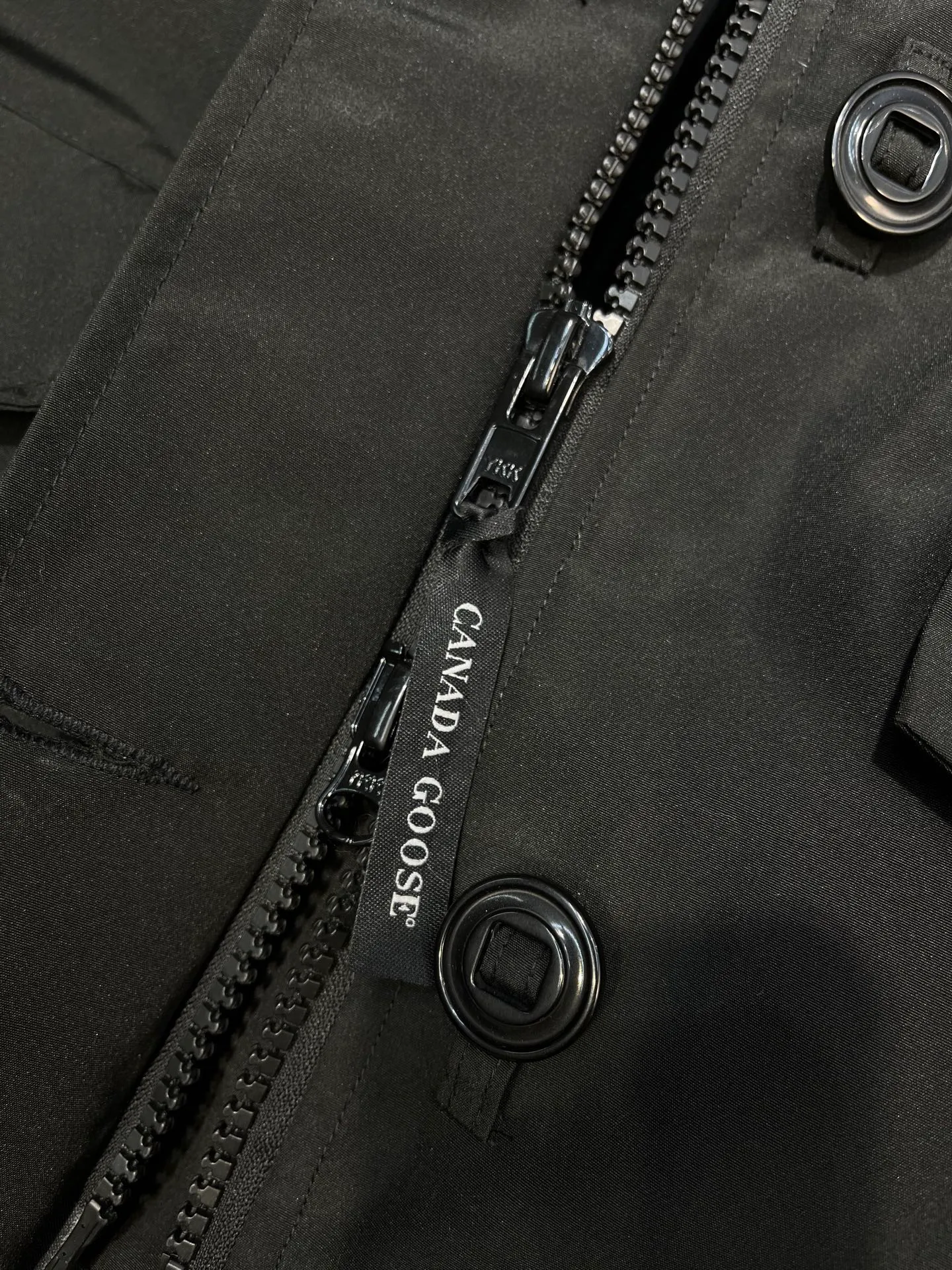 P840 Canada Goose Canada Goose #Expedition03 Parker, a treasure of Canadian origin! Limited supply worldwide! Canada Goose Model 03 is a top-notch couple model. The polar cold-proof outdoor series fur collar detachable hooded parka down jacket is the first Goose in 2024. I hope my friends will like it. Peak quality. I hope everyone can identify it together! The most popular cool items of the Big Goose family in 2024 are online. The same popular product of Yi Yang Qianxi is said to be a joint limited edition Big Goose that cannot be bought in autumn and winter. If you dislike the sameness of the Big Goose in the past, then this model will definitely give you a different experience! This year's most powerful couple's collection for autumn and winter is online, a top-notch luxurious ready-to-wear style, paired with an outdoor warm down jacket with great style and charm! The most standard and classic items of the Daye family in the past two years are equipped with unique reflective stripes for embellishment, which further shows the high-end fashion performance effect. With the embellishment of hardware buckles, it has excellent performance effect. The upper body is clean, simple and elegant, even for urban leisure. It is suitable for various occasions. Designed with large pockets, this model has a large capacity and is equipped with reflective stripes, making it safer at night. It is suitable for various adventure activities. It is made of windproof and waterproof technical materials. The interior is filled with full white duck down, which is absolutely cold-proof and warm. It also has a stand-up collar design and fine fluff at the collar, with meticulous attention to detail! The charm of this model is also more spiritual, and the upper body has more temperament and specifications. It perfectly shows the ultra-high standard of fashionable performance of this model, integrating outdoor and life, and you can even create high-street wear! The most pinnacle limited-edition goose that we have presented so far, both in terms of design and detailed materials, it is completely outstanding. The grand and evergreen version design is matched with cool reflective elements. The overall appearance can be said to be quite high, and it has that kind of powerful outdoor performance! It combines high-end casual attributes with high-street style. It is high-grade, domineering, warm, and beautiful. The visibility of the upper body is quite strong, and the configuration of the owl element is highly brand-recognizable. It fully complements the overall brand performance and visual effects, and also has the high-end sense of fashion and fashionable performance. It is a must-buy product because it is the most awesome down brand on the planet and one of Canada's three national treasure brands. It is also a sentimental down luxury brand. In the field of polar cold-proof clothing, Goose has made an irreplaceable contribution... Size: xs s m l xl